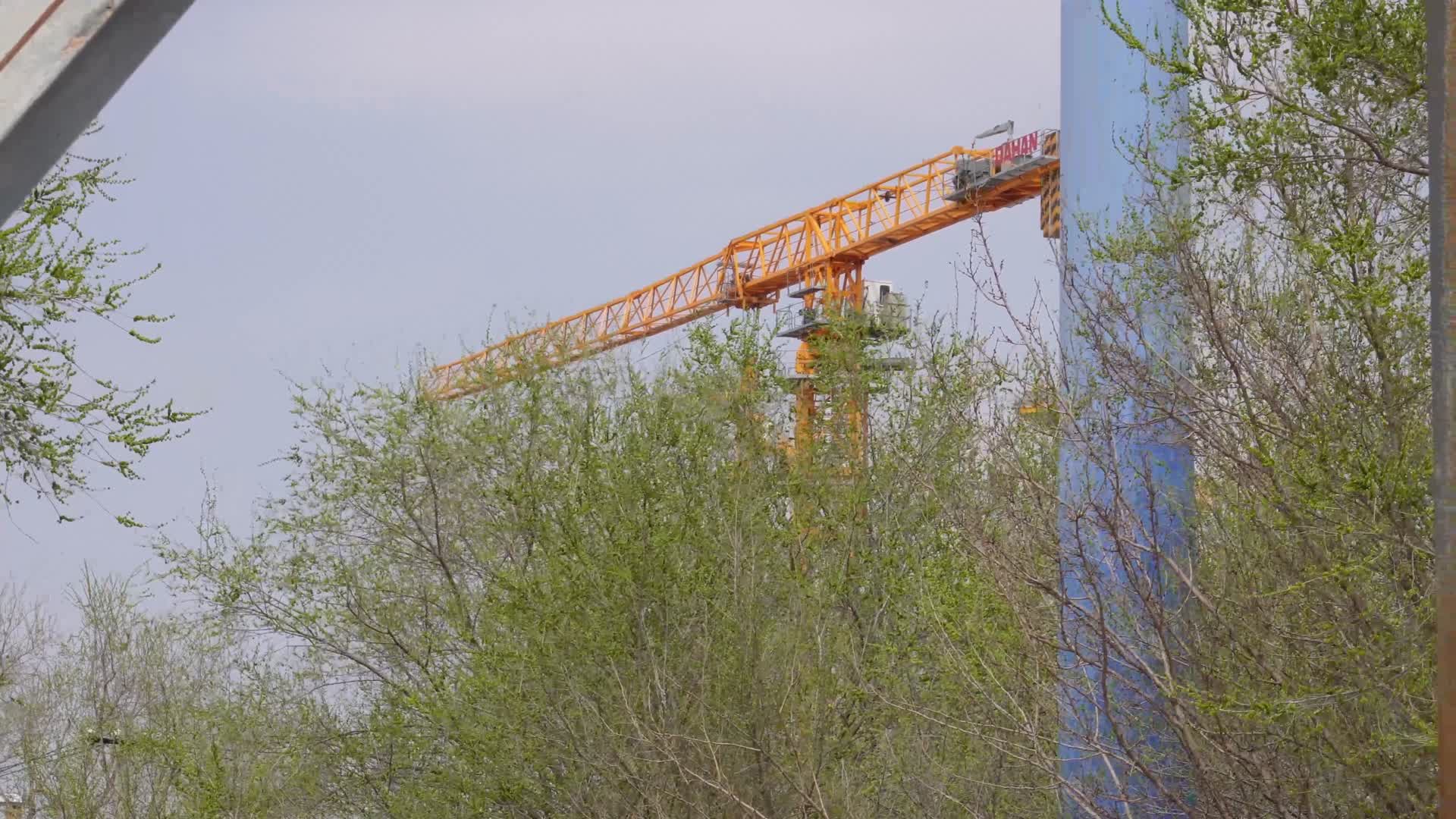 塔吊吊车工地建筑建设视频的预览图