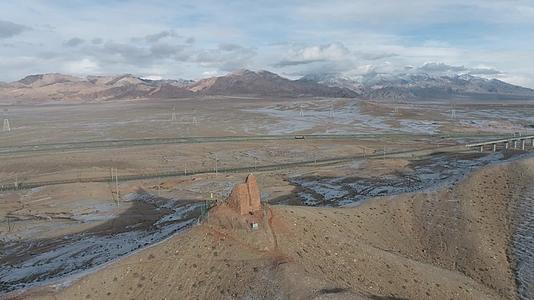 青藏高原远远古烽火台视频的预览图