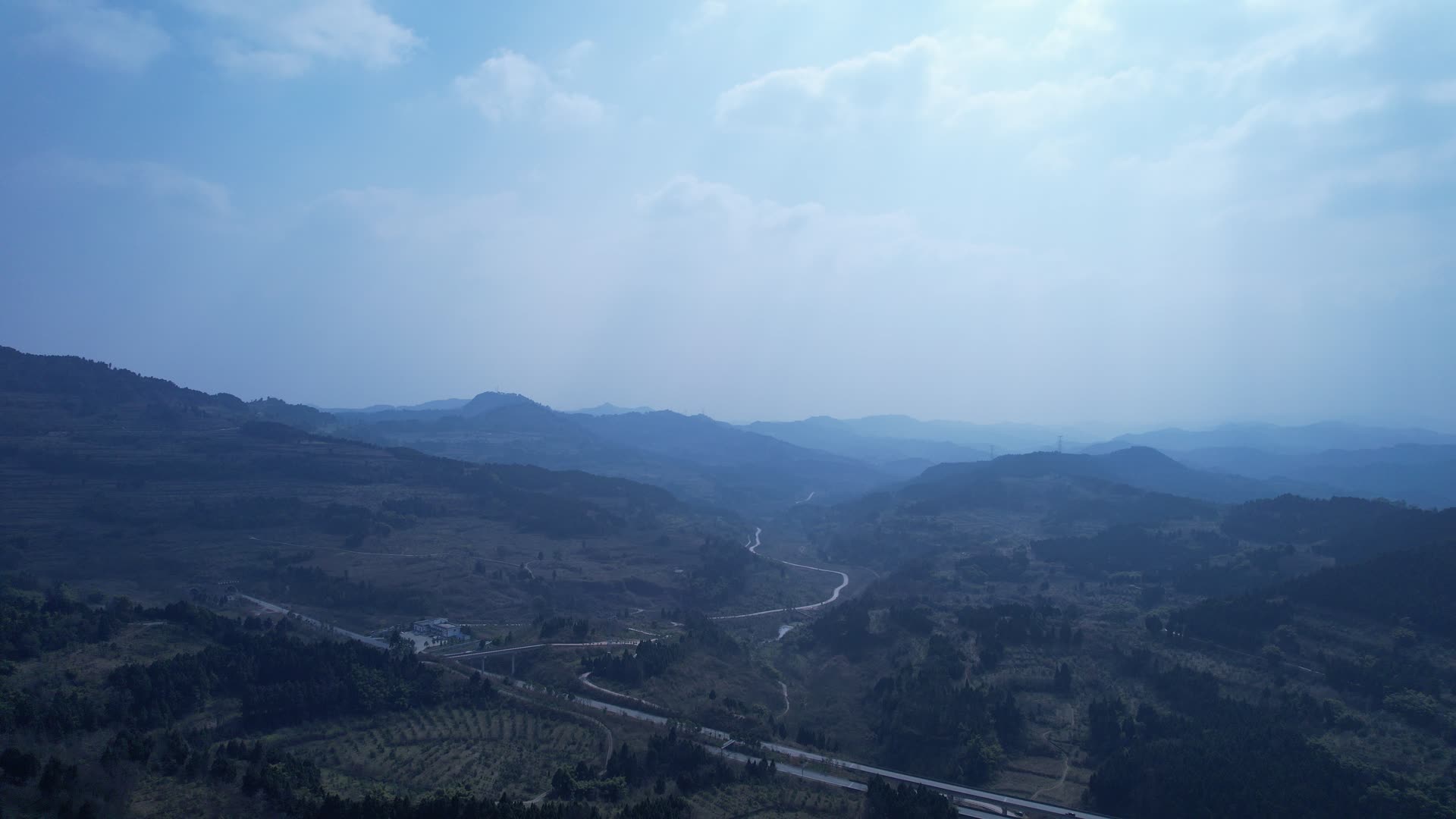 大山4K航拍祖国山河大山云海视频的预览图