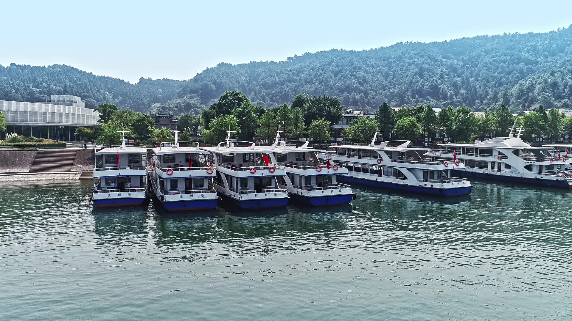航拍千岛湖游船游艇码头渡口酒店度假旅游视频的预览图