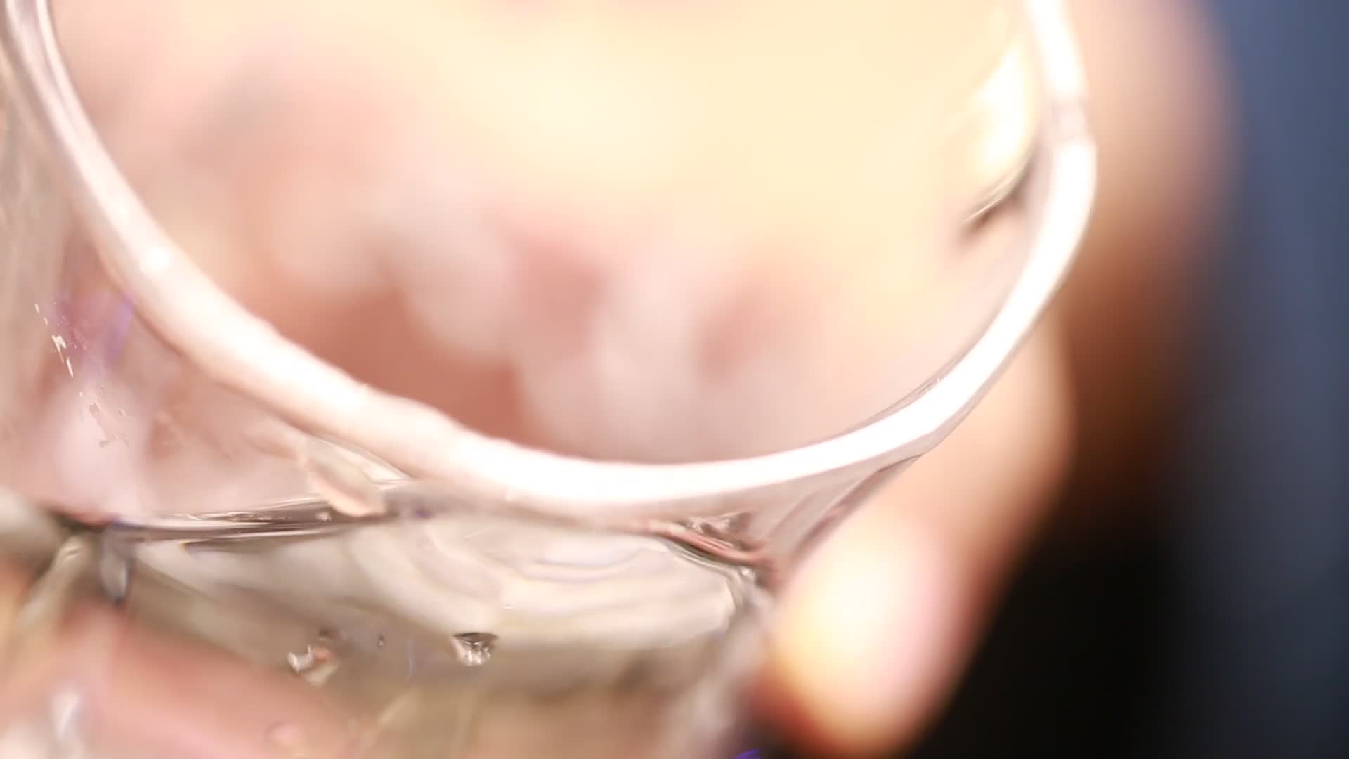 玻璃杯里的清水白酒视频的预览图
