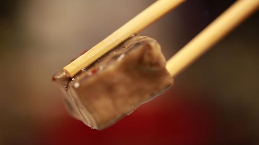 夹起一筷子腐乳抹馒头馒头夹腐乳视频的预览图