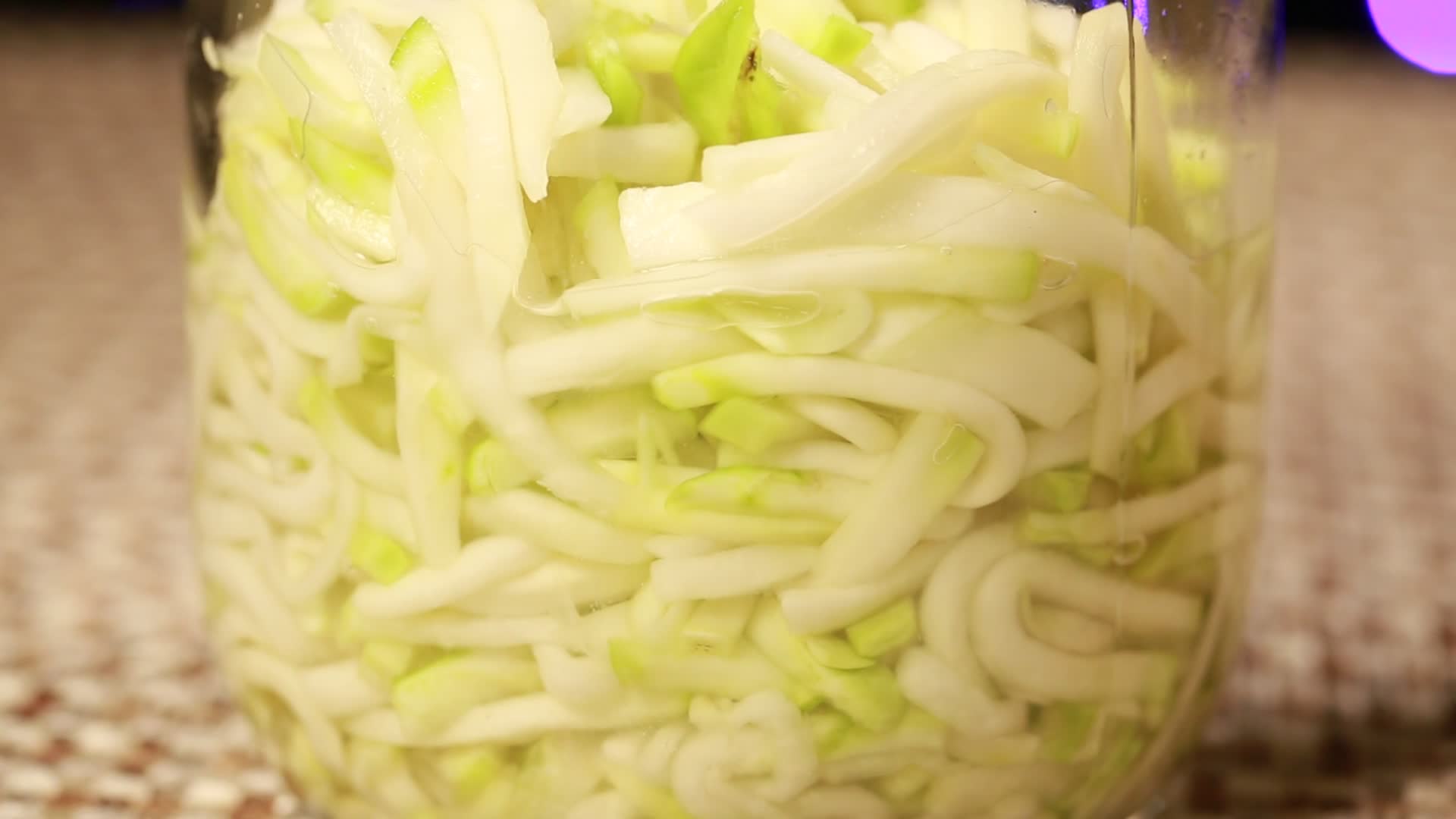 泡菜坛子里的榨菜咸菜视频的预览图