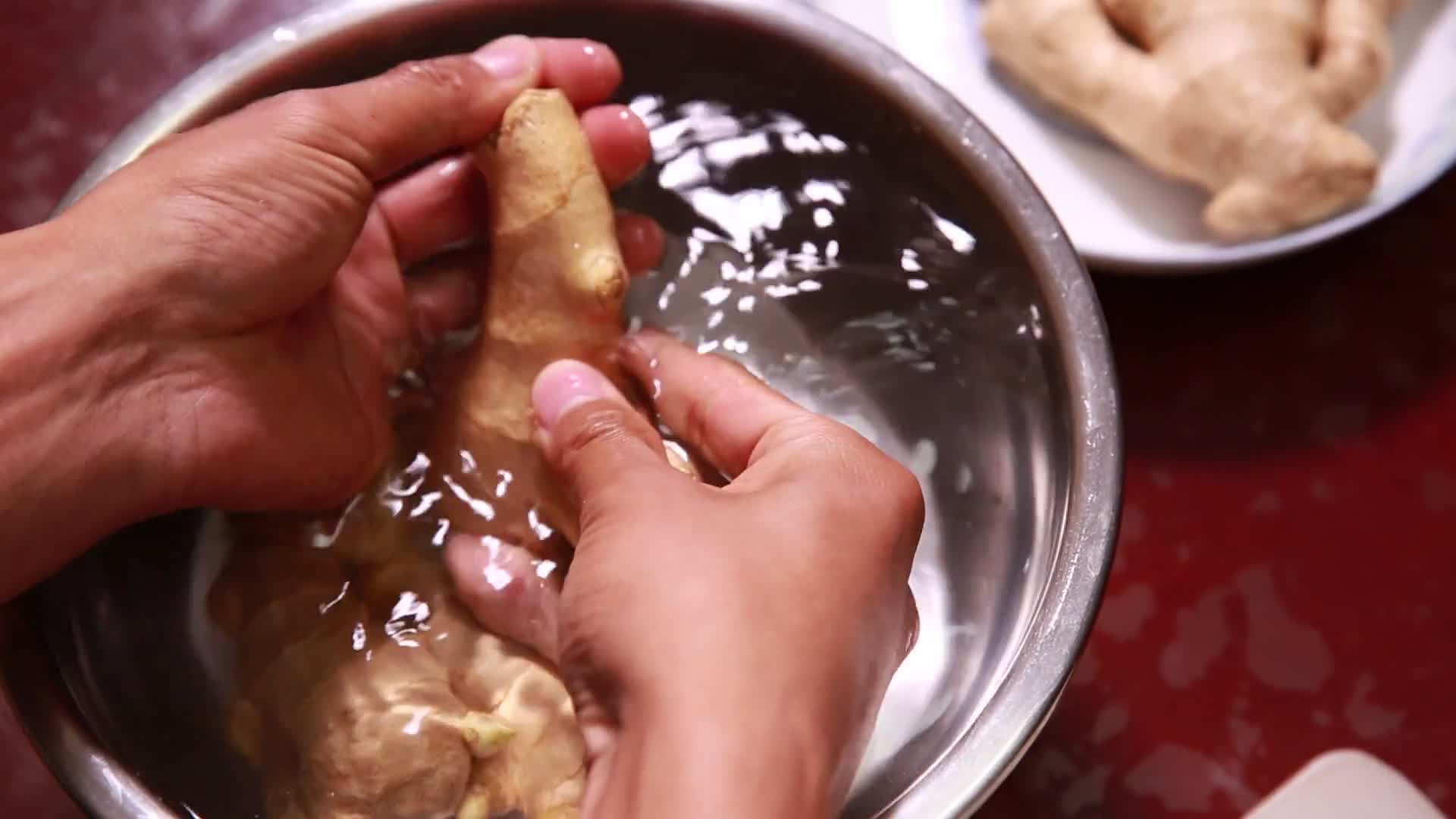 清洗生姜削皮切姜片视频的预览图