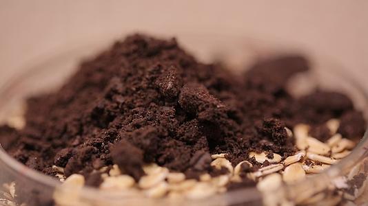 制作饼干碎巧克力咖啡曲奇视频的预览图