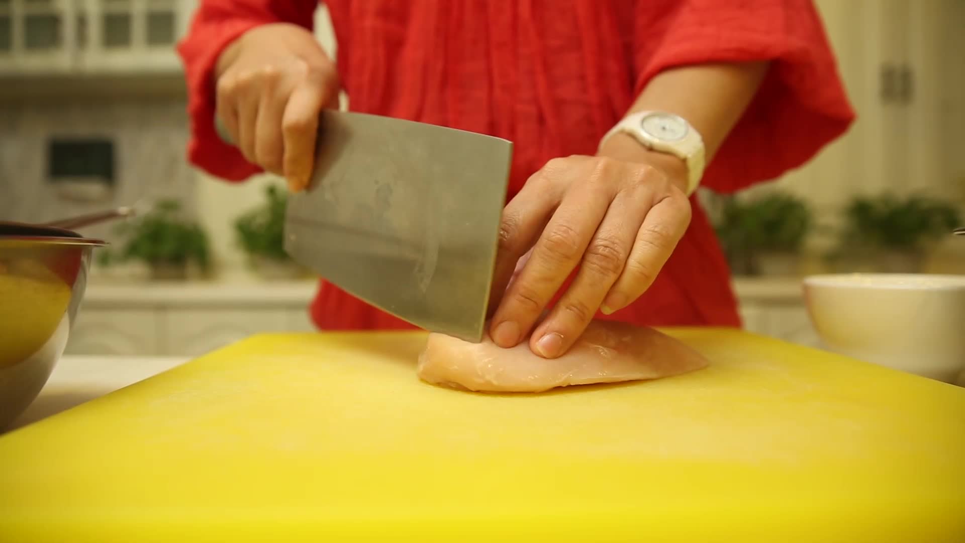 厨师切鸡胸肉片视频的预览图