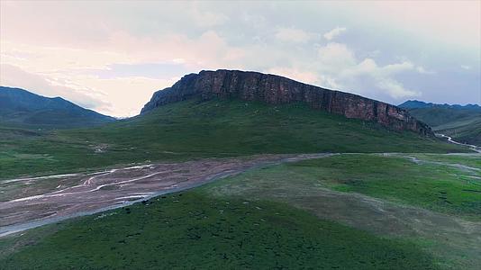 西藏奇特的山形草原之山视频的预览图