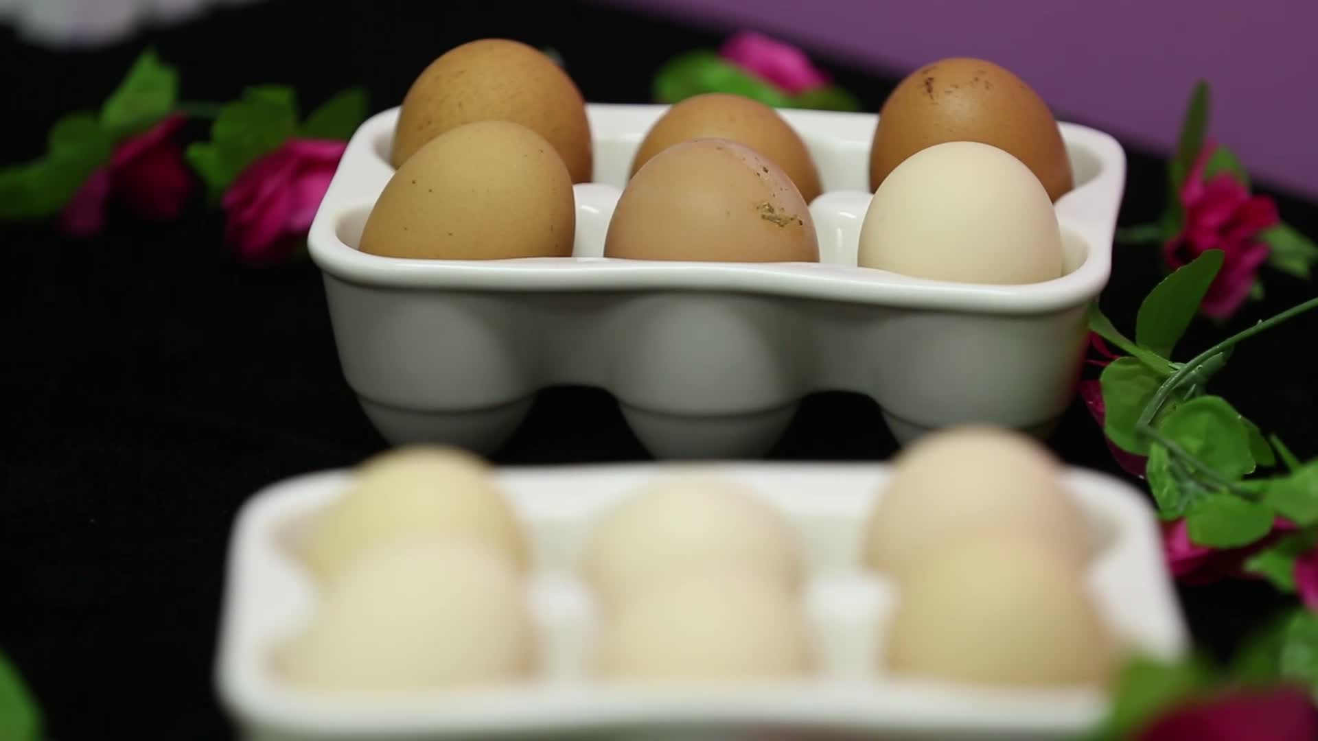 红壳鸡蛋和白皮鸡蛋视频的预览图