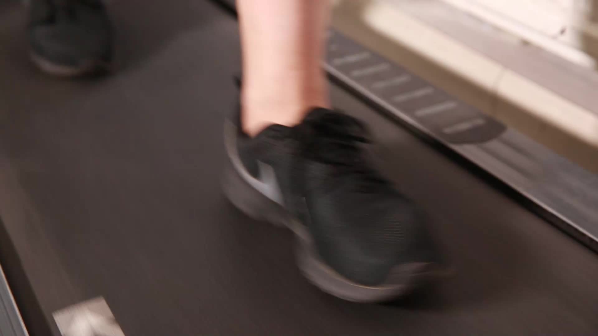 跑步机锻炼运动鞋视频的预览图