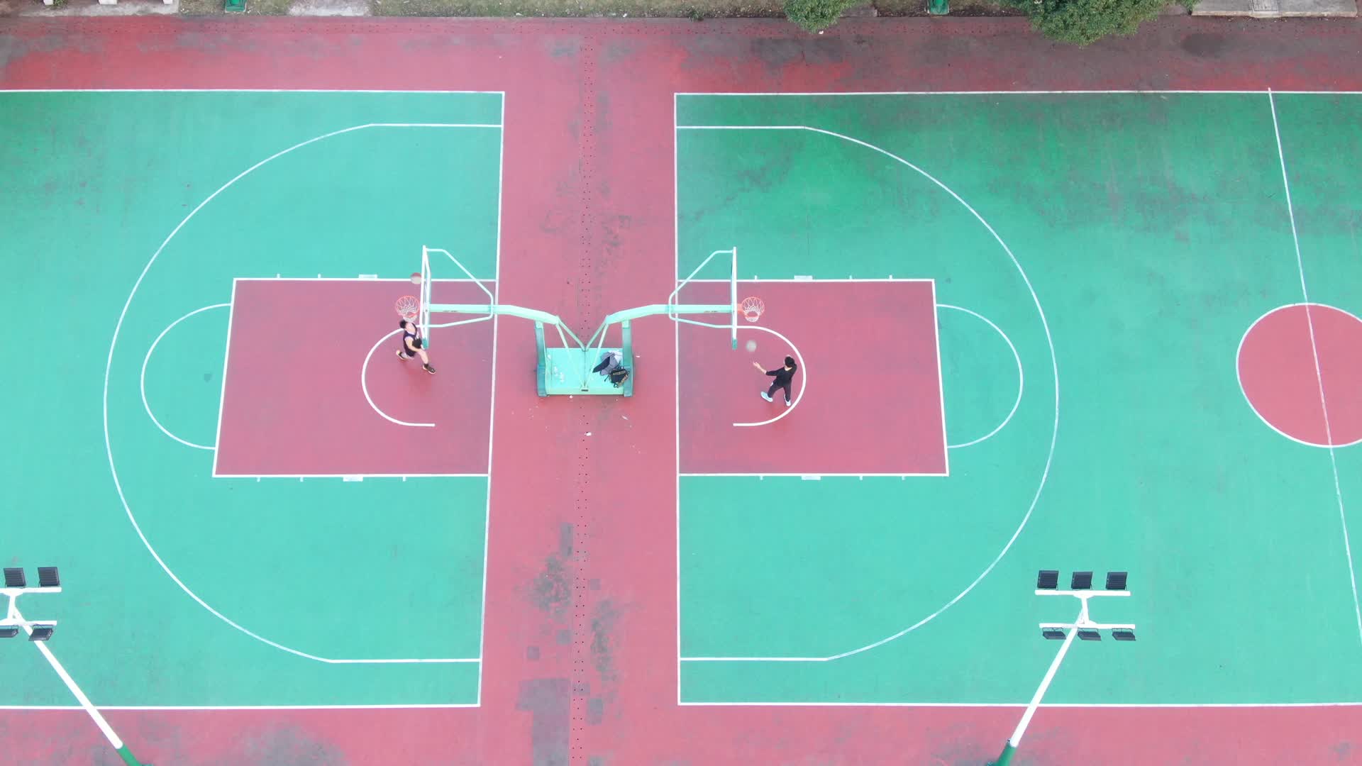 校园体育运动篮球比赛航拍视频的预览图
