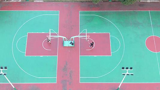 校园体育运动篮球比赛航拍视频的预览图