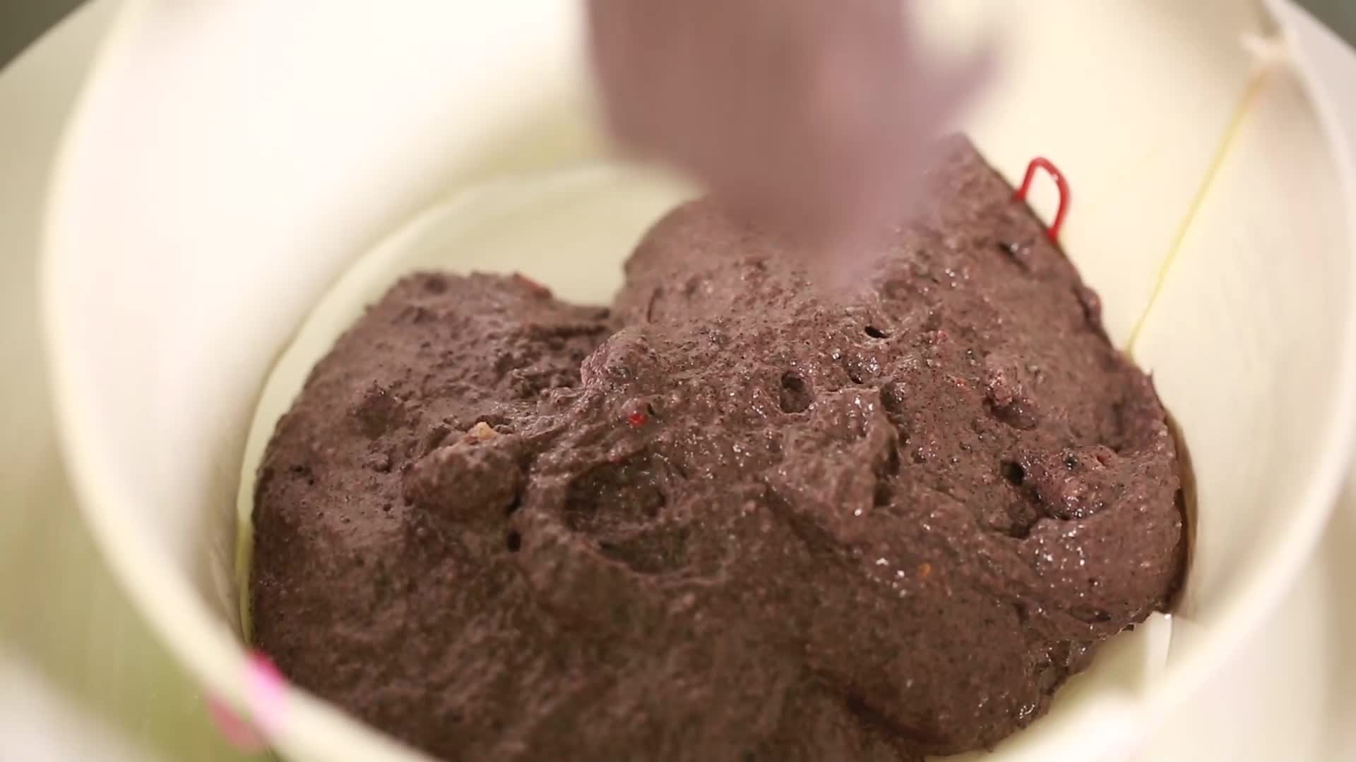 纸壳模具刷油烤蛋糕视频的预览图