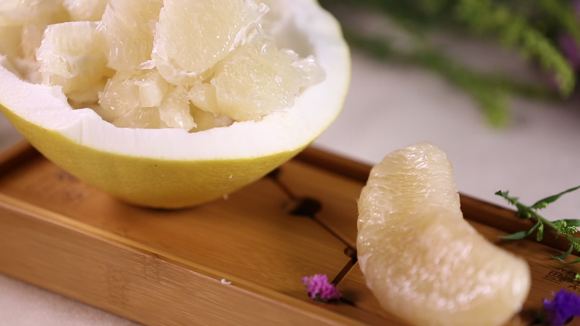 剥柚子果肉视频的预览图