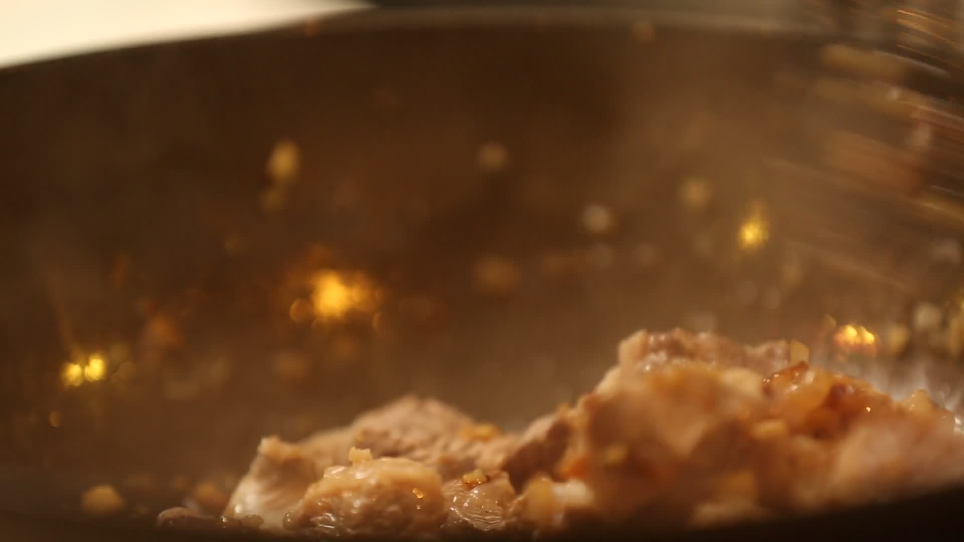 炒制香辣底料炖牛肉视频的预览图