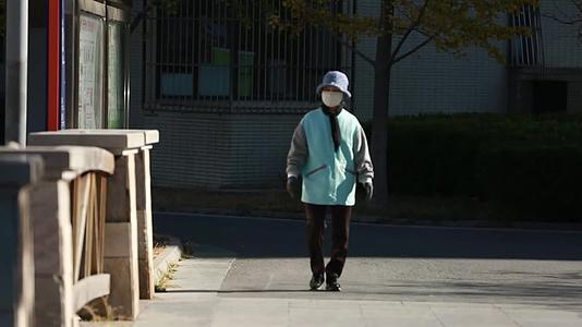 老人秋冬戴口罩外出散步视频的预览图