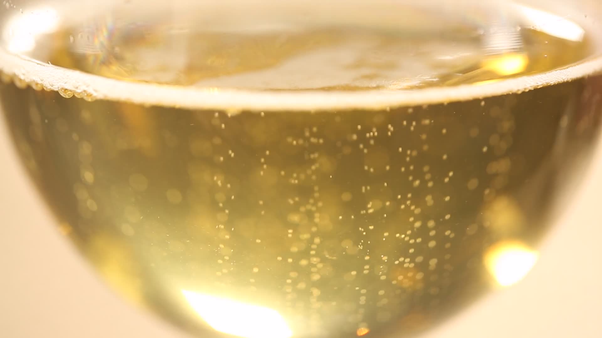 啤酒泡沫高脚杯倒啤酒视频的预览图