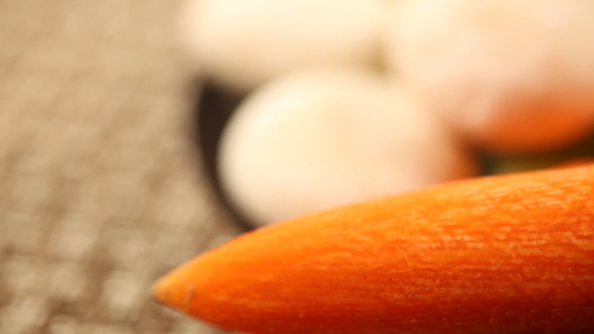 洋葱口蘑胡萝卜芹菜各种蔬菜配菜视频的预览图
