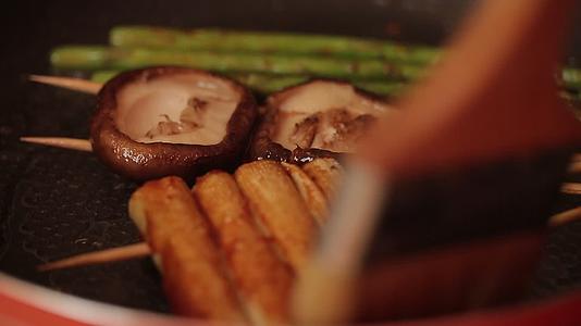 穿香菇串烤香菇烤蔬菜视频的预览图