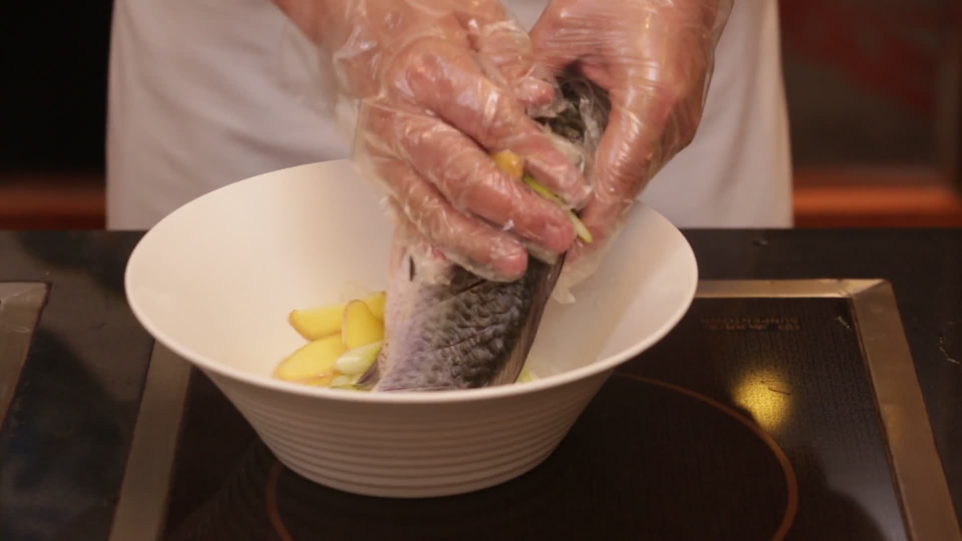 葱姜水腌制鲫鱼视频的预览图