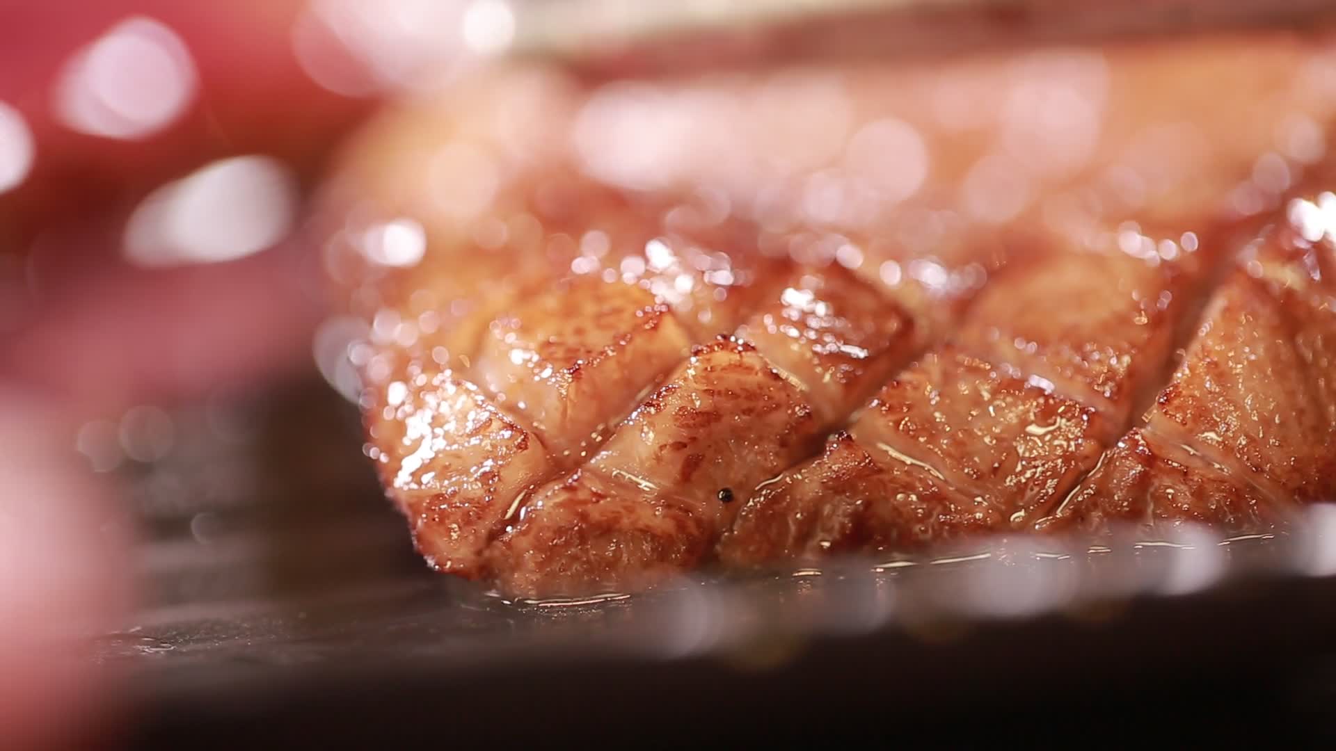 多汁烤肉牛排肉质视频的预览图