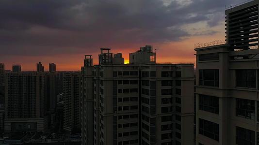 城市日落夕阳西下视频的预览图