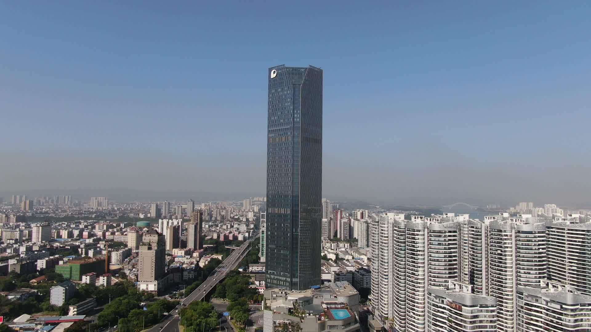 广西柳州保利国际大楼航拍视频的预览图