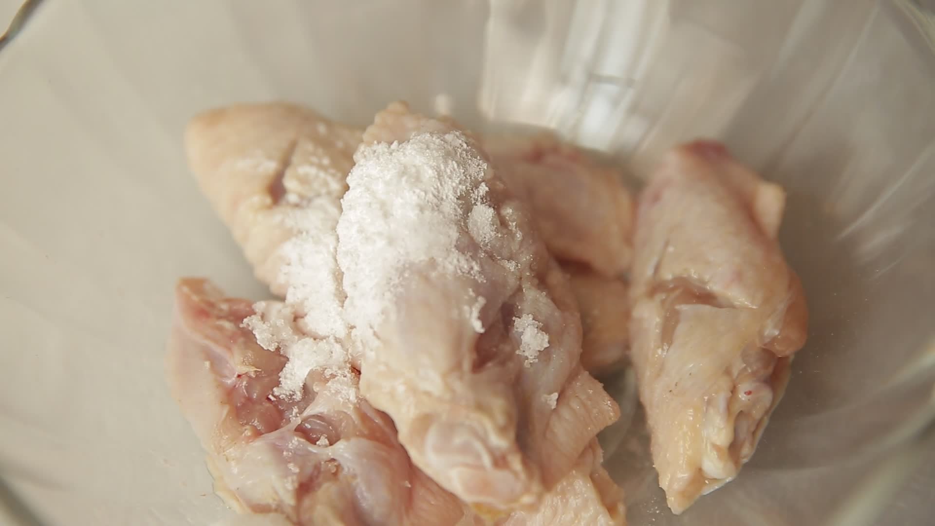 鸡翅中打花刀腌制鸡翅入味视频的预览图