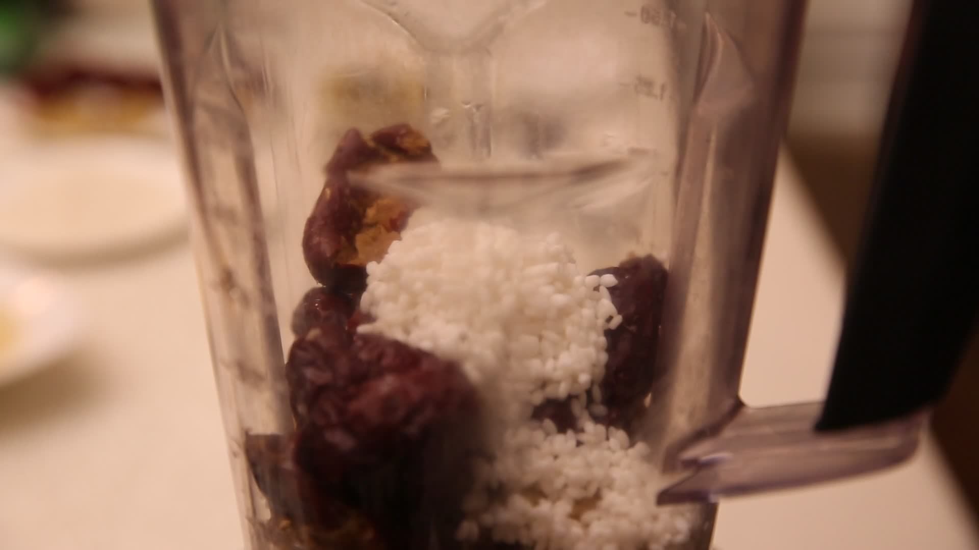 搅拌机榨汁机制作五谷豆浆视频的预览图