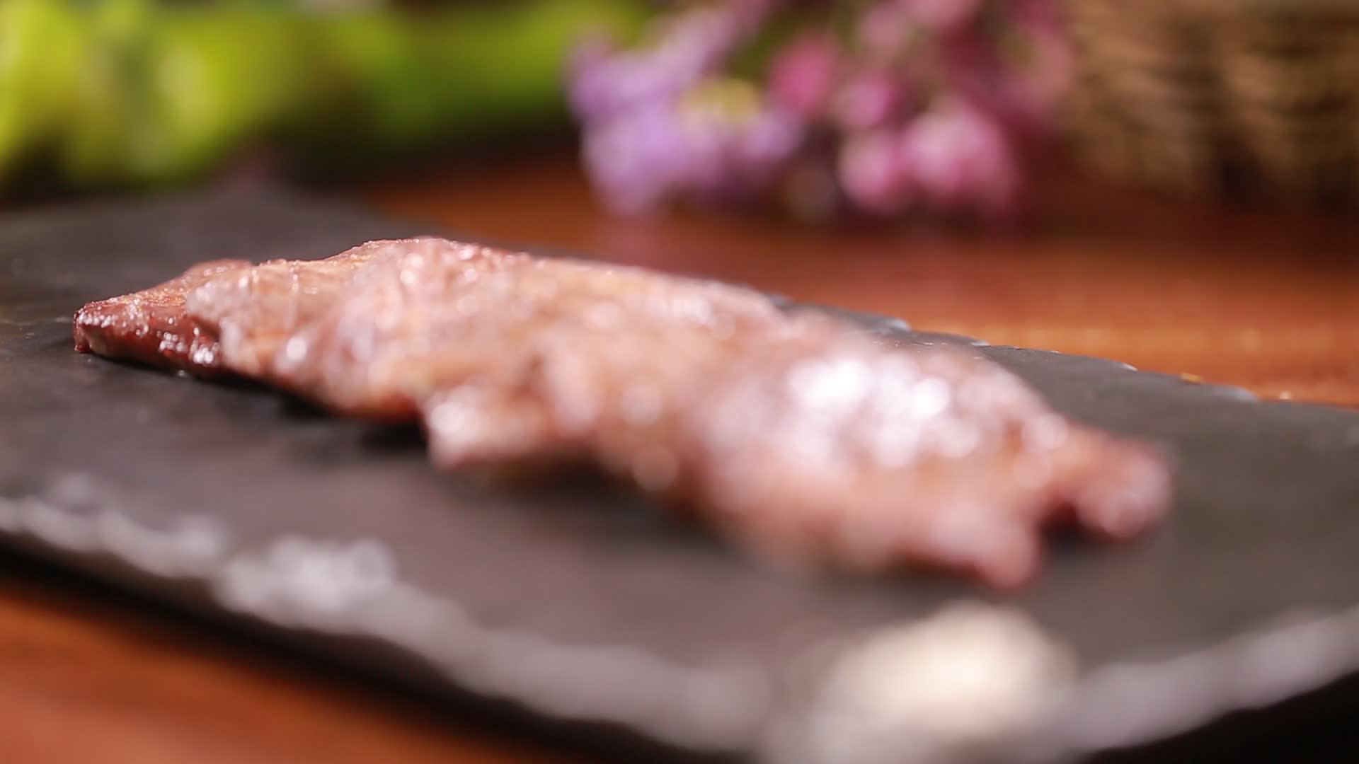 煎牛柳煎牛排烧烤牛舌视频的预览图