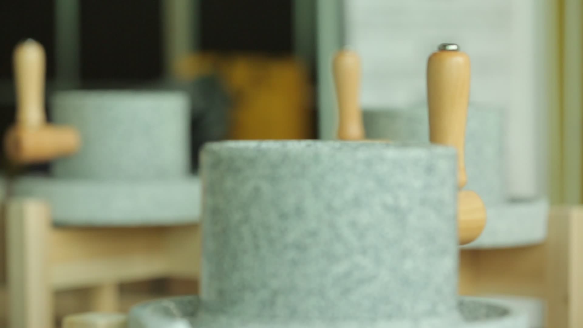 磨盘石磨磨豆浆做豆腐视频的预览图