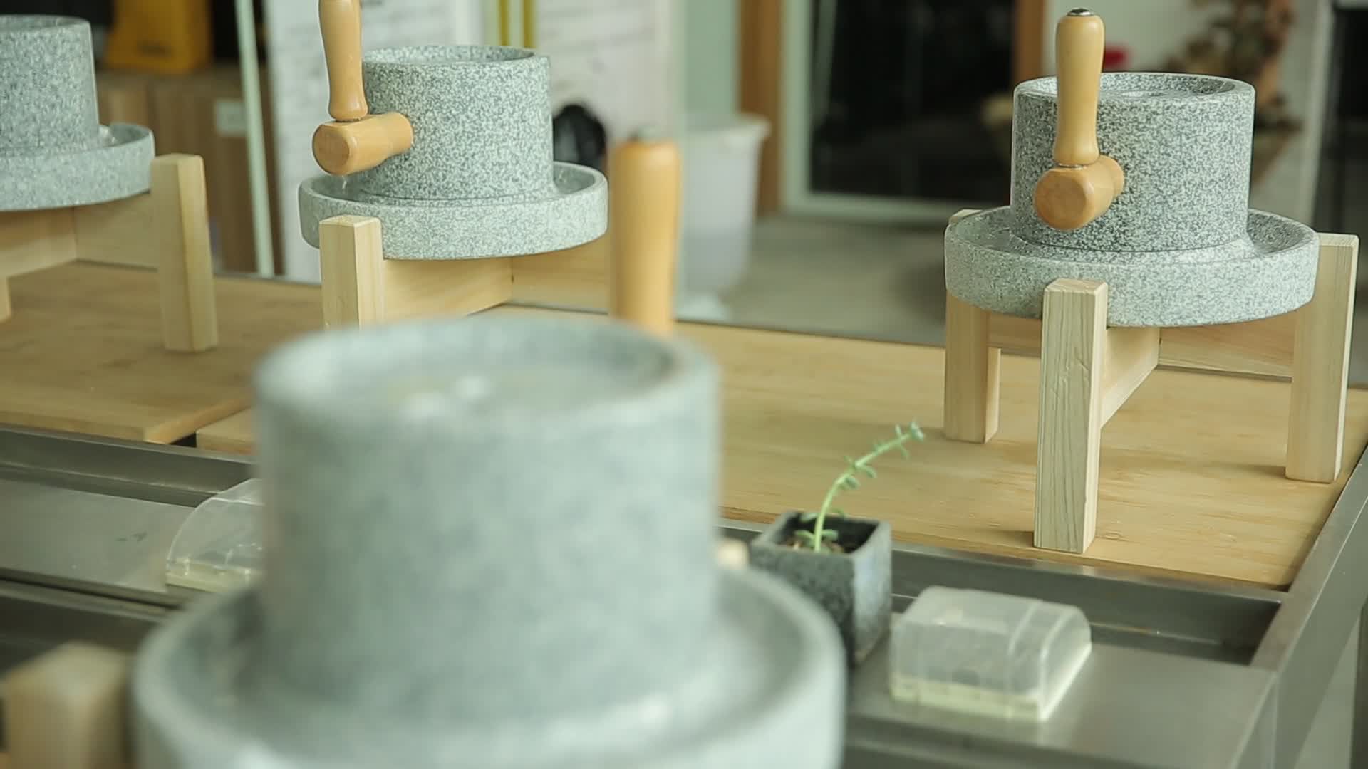 清洗传统石磨做豆腐视频的预览图