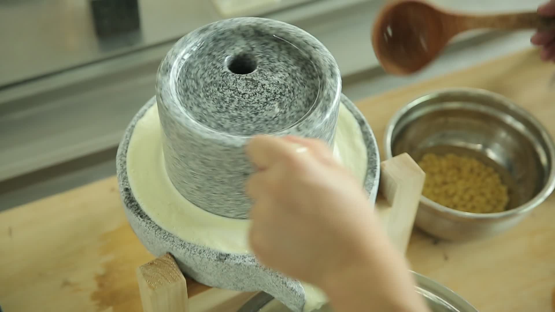 石磨磨豆浆全过程视频的预览图