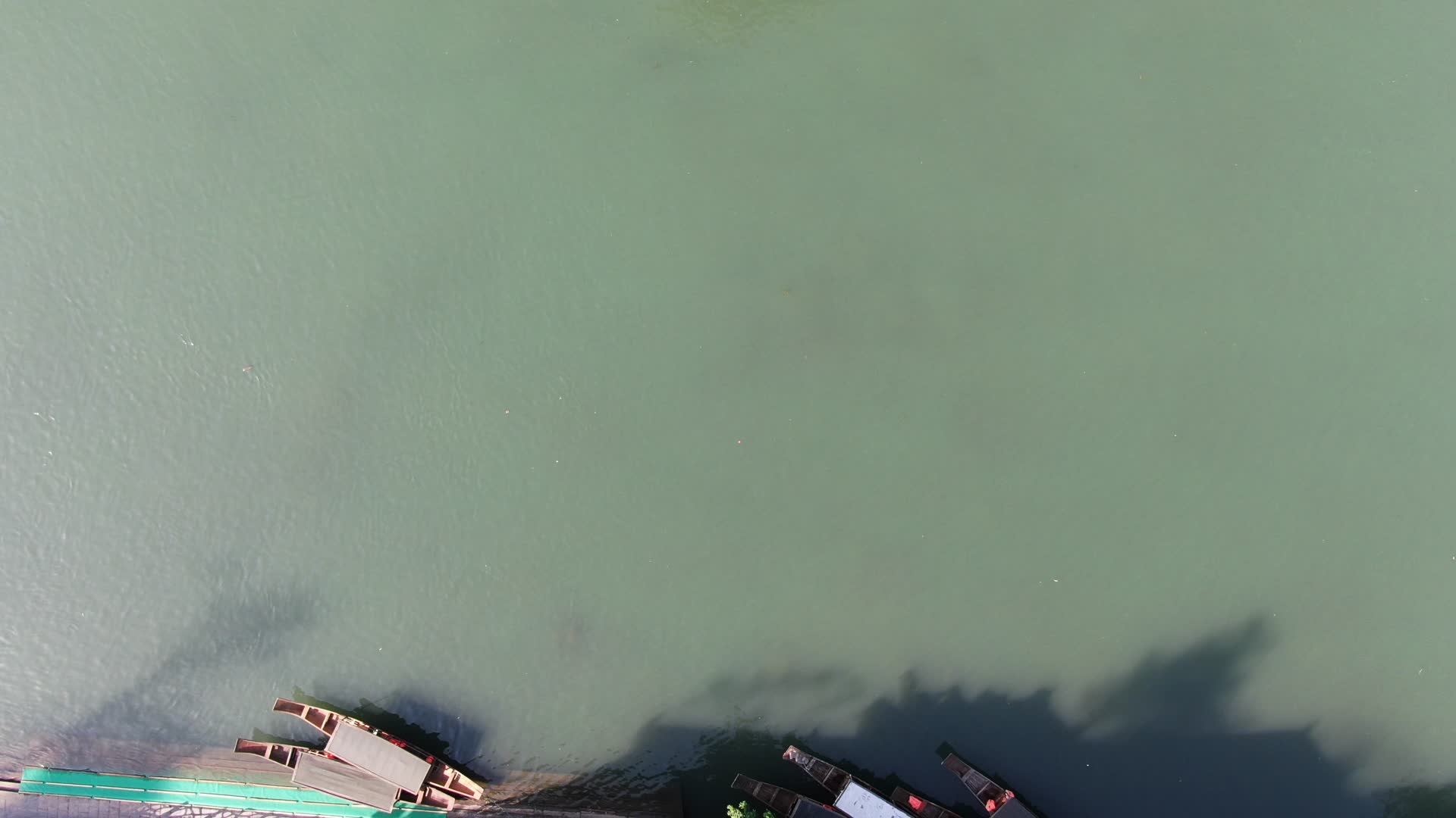 湖南湘西凤凰古城沱江游船航拍视频的预览图