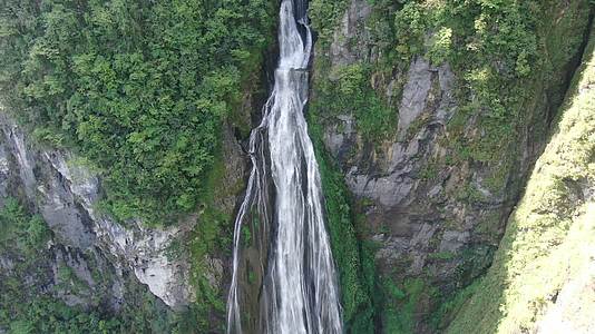 航拍湖南湘西大溶洞瀑布流水视频的预览图