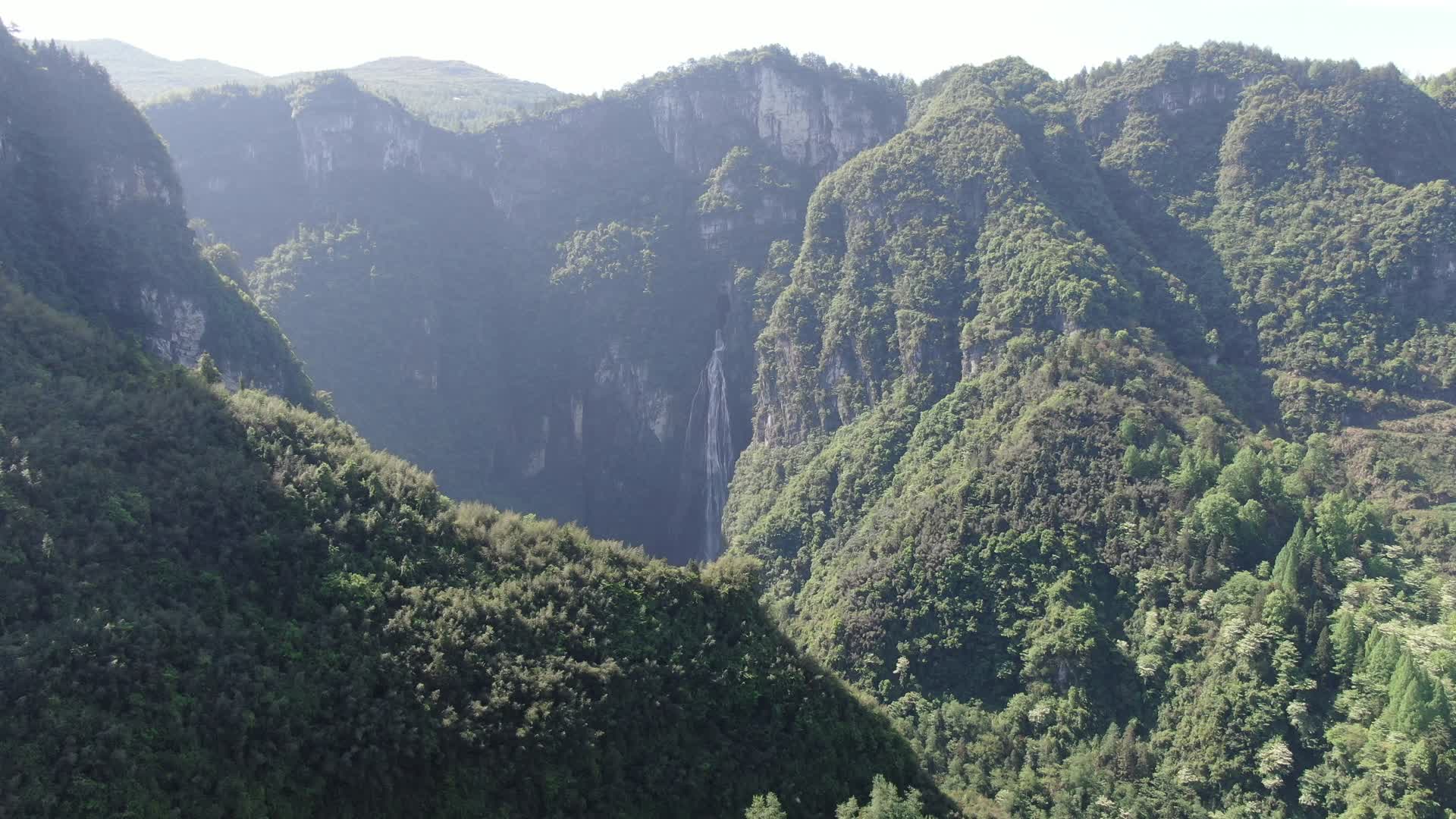 航拍湖南湘西大溶洞瀑布流水视频的预览图