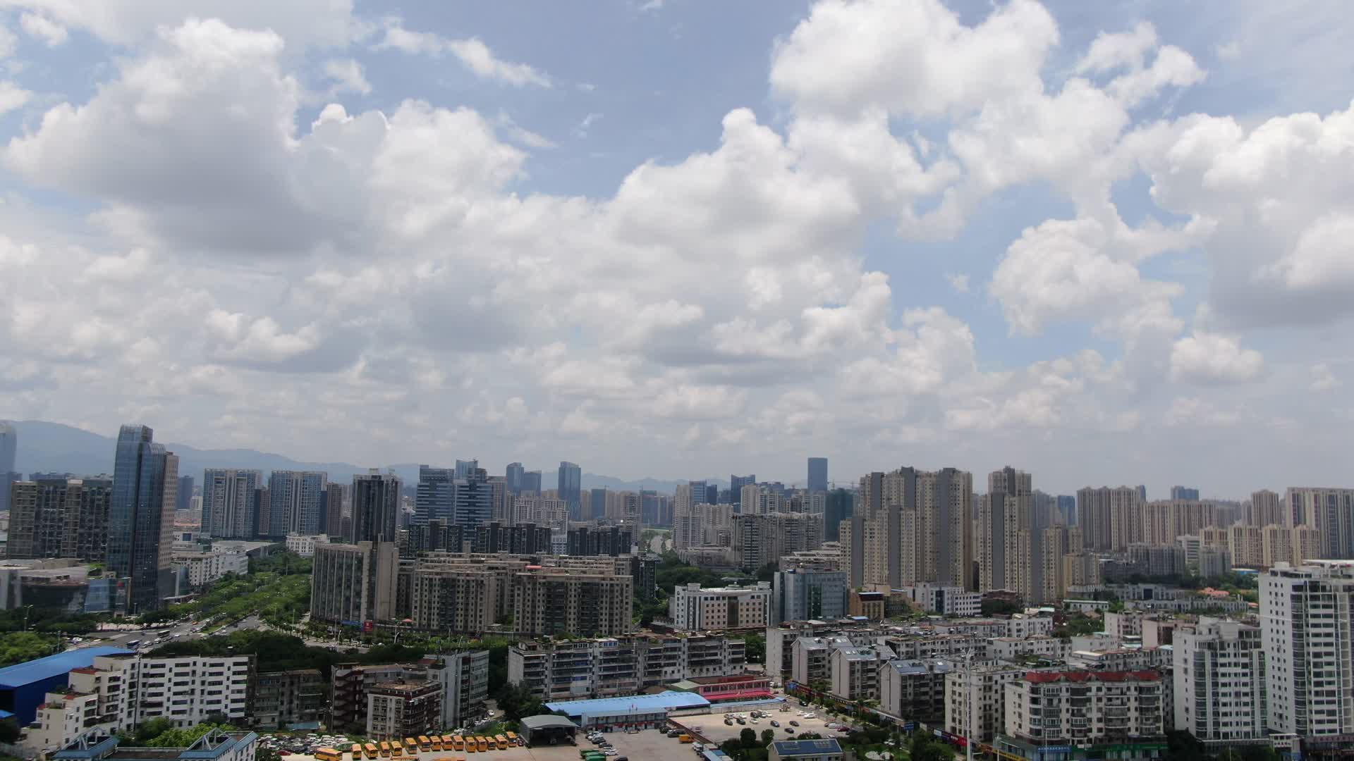 贵阳城市蓝天白云天际线航拍视频的预览图