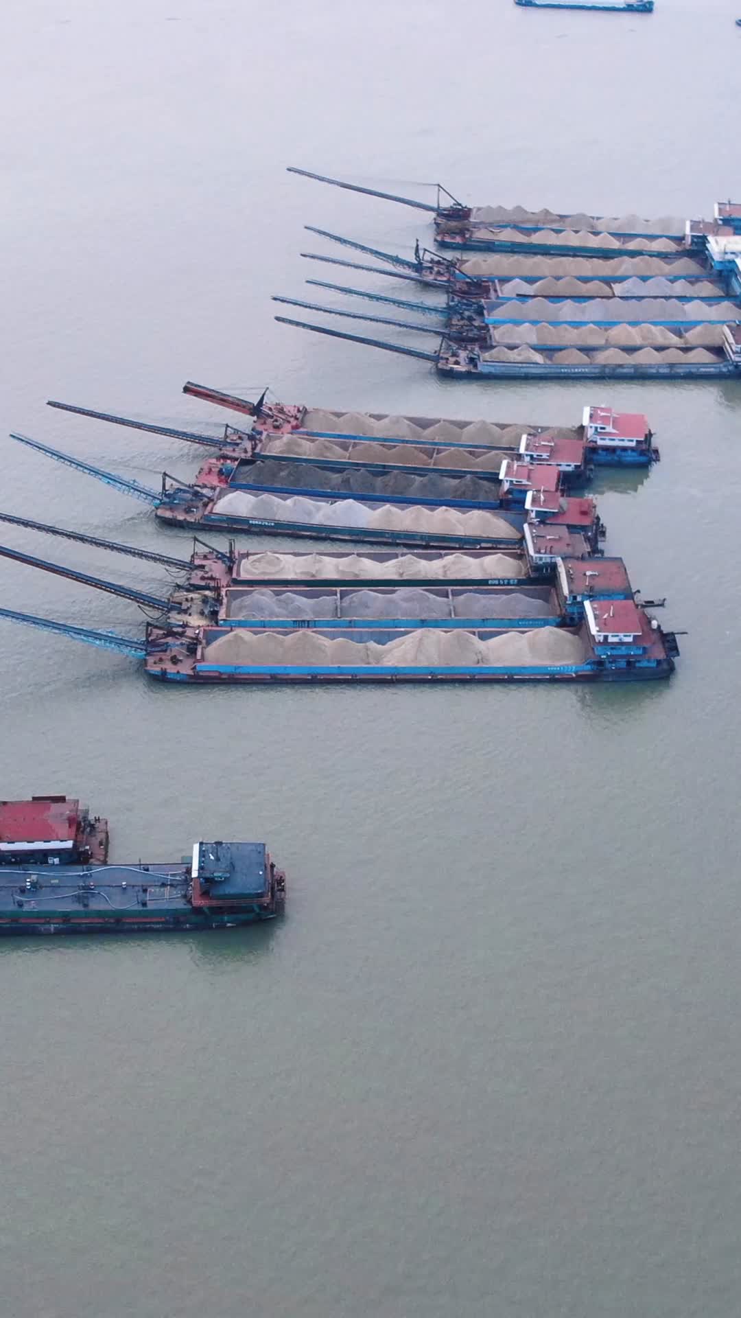 湖南岳阳洞庭湖运沙水运大船竖屏航拍视频的预览图
