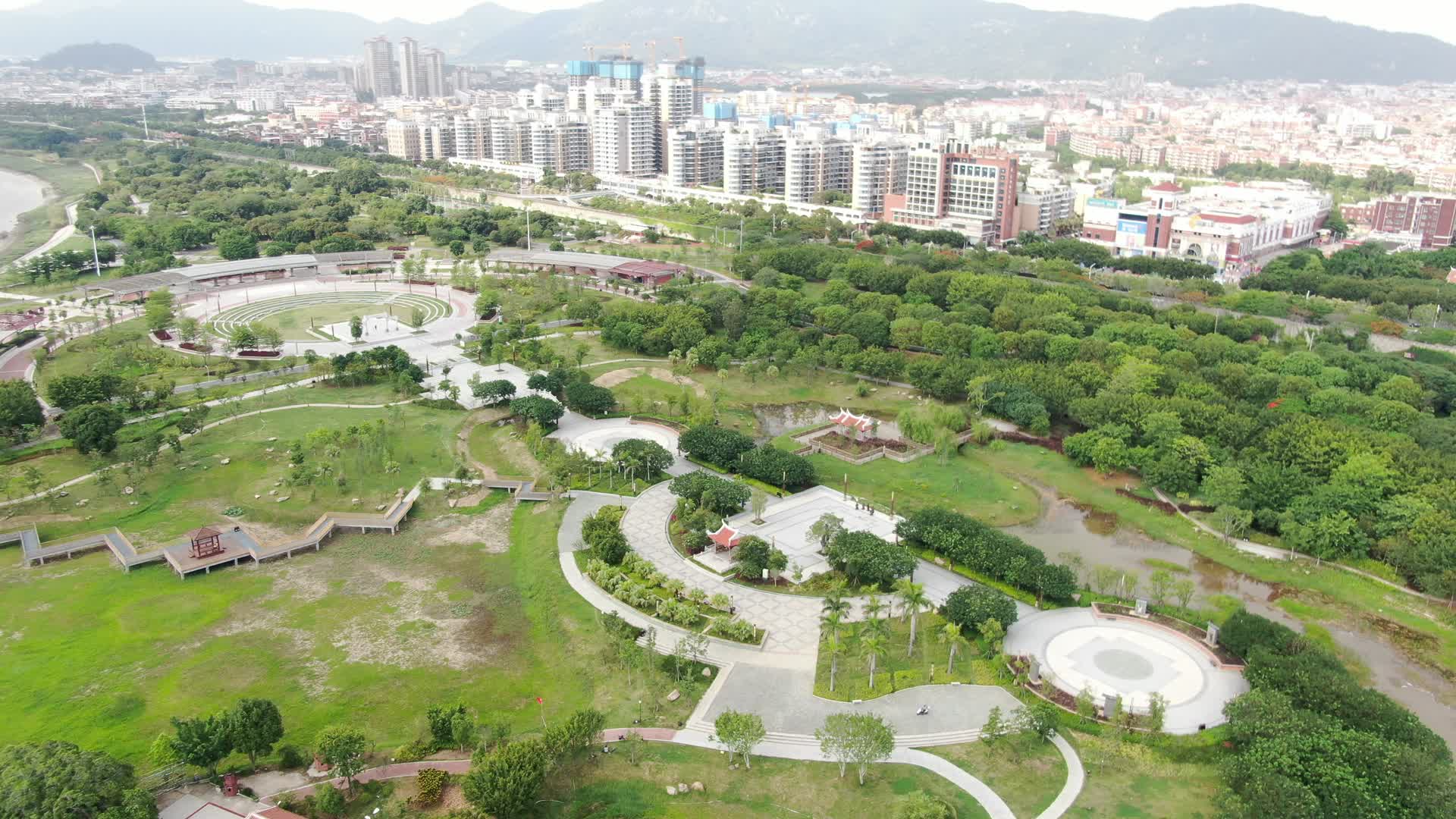 航拍福建莆田城市中心公园视频的预览图