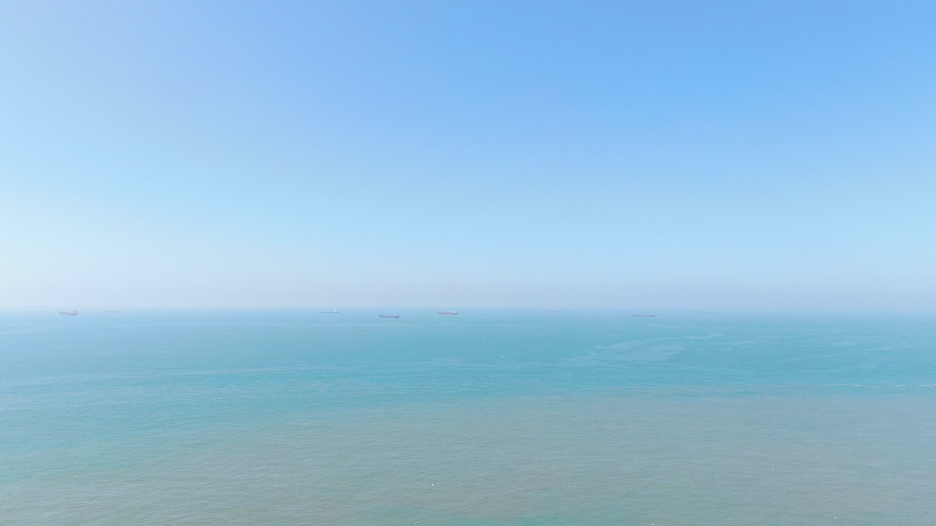 航拍蓝色海洋大海风景视频的预览图