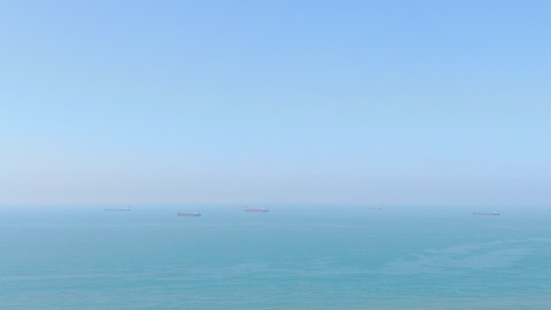 蓝色海洋大海海边沙滩航拍视频的预览图