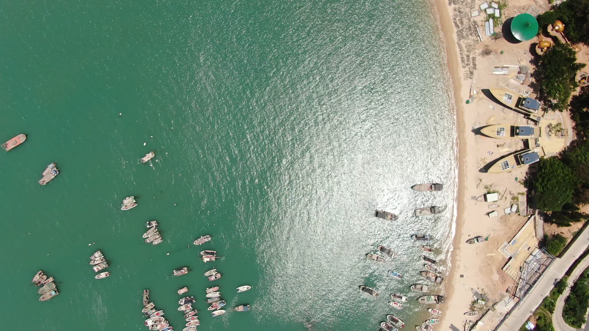 航拍蓝色海洋游船沙滩视频的预览图