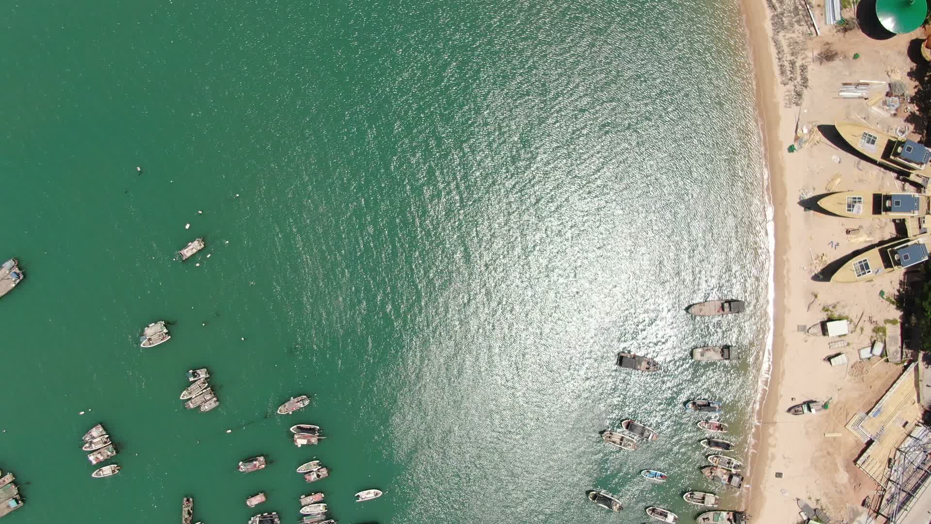 大海海边沙滩游船航拍视频的预览图