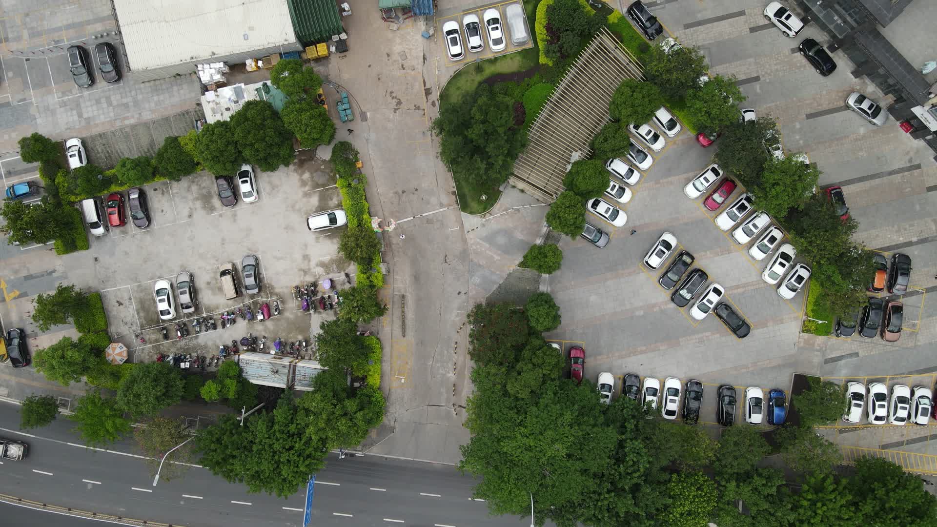 航拍城市露天停车场视频的预览图
