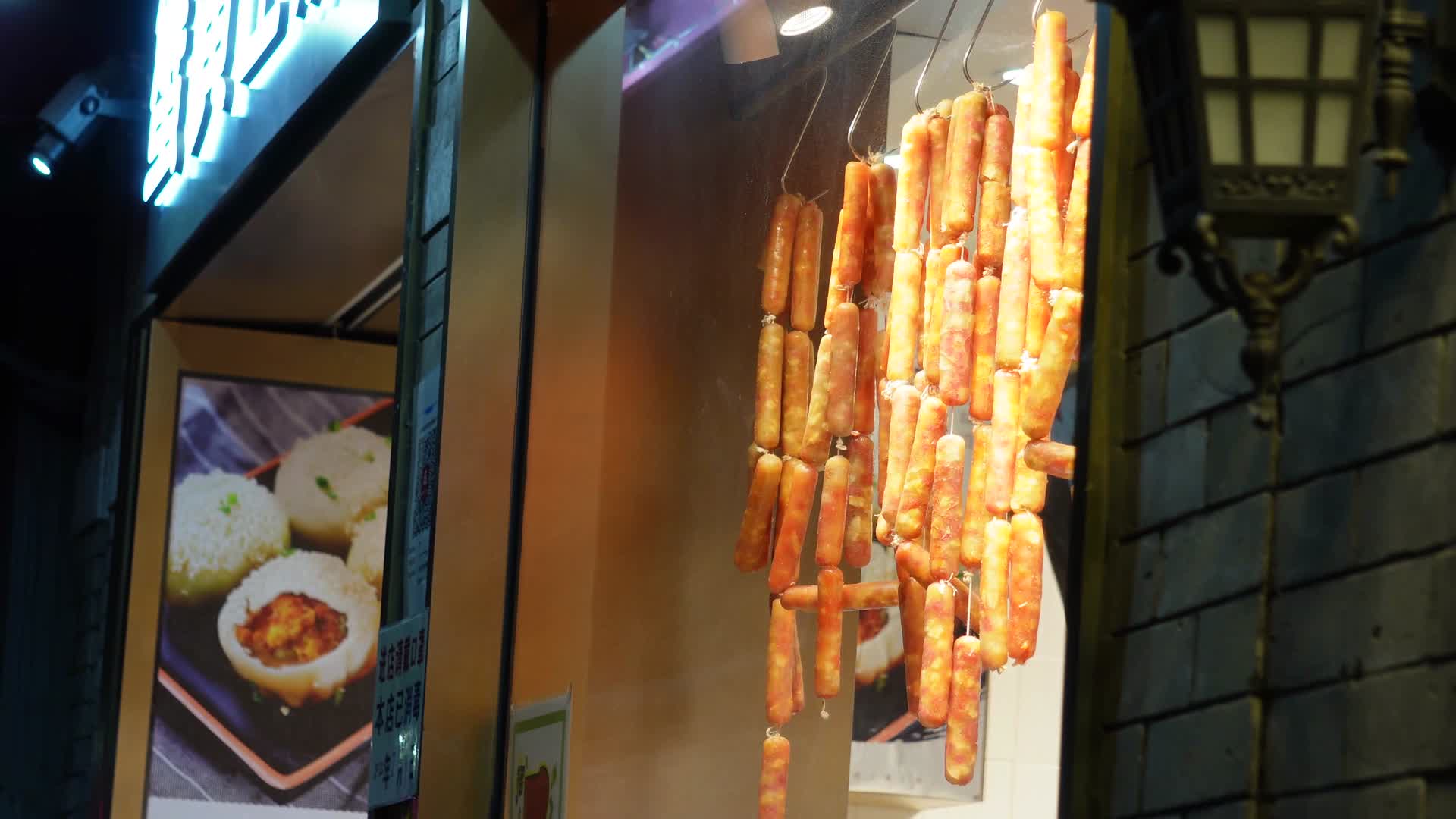 橱窗里悬挂的烤肠香肠视频的预览图