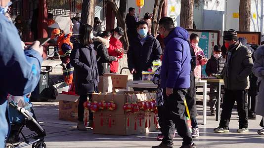 春节逛大集红灯笼喜庆节日气氛视频的预览图