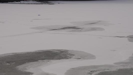 护城河水面河面结冻结冰冰面冻结冬季视频的预览图