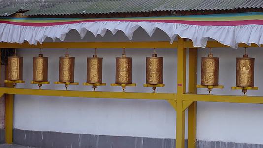 祈福藏传佛教转经筒朝圣西藏藏族视频的预览图