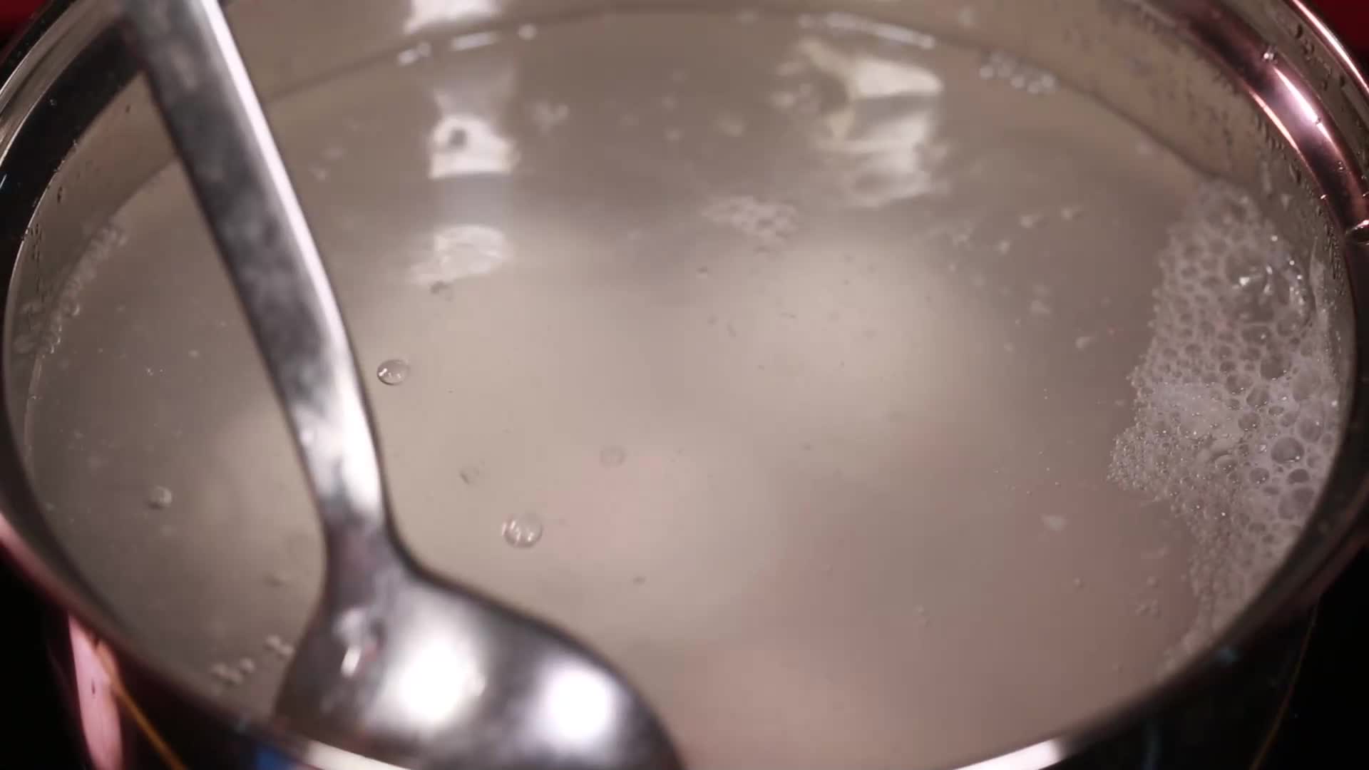 沸水煮汤圆视频的预览图