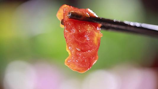 筷子夹起炒西红柿视频的预览图