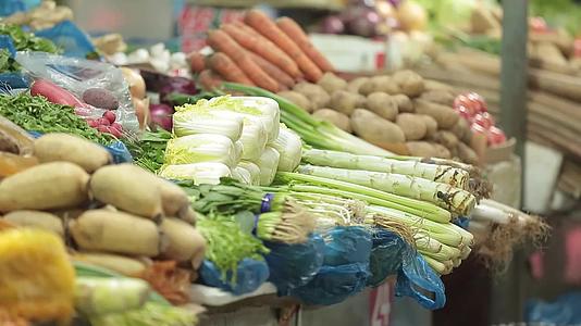 农贸市场特写大白菜视频的预览图